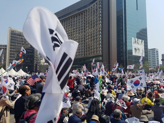 계속되는 '태극기 집회', "탄핵 무효" "새누리당으로 보수 단일화" 주장