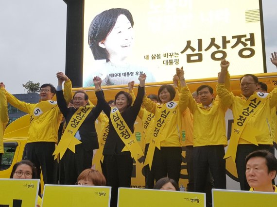 [선택2017]심상정, '화이트칼라'의 성지 여의도서 출근길 유세