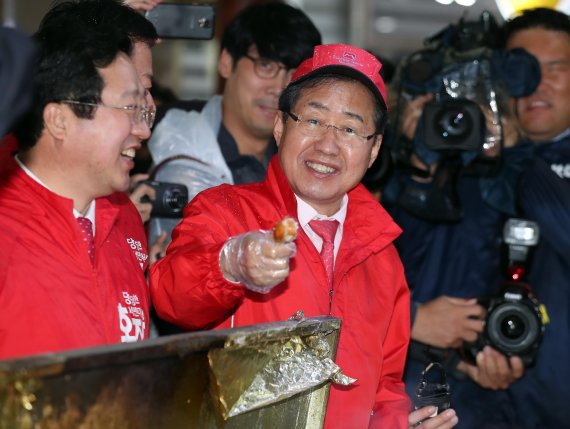 [선택 2017] 洪 ‘6000원 시장 순댓국’으로 선거운동 시작…서민대통령 강조