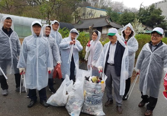 한국농수산식품유통공사(aT) 농식품유통교육원 임직원들이 17일 궂은 날씨에도 불구하고 경기도 화성시 매송면 천천리 일대의 영농 폐비닐을 수거한 후 웃음을 짓고 있다. /사진=aT