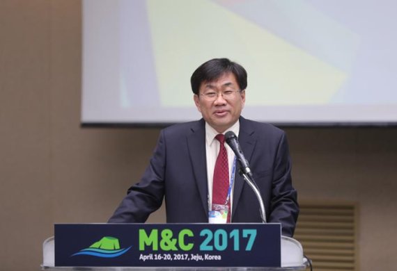 서울대 공대 원자핵공학과 주한규 교수가 제주 국제 컨벤션 센터에서 열리고 있는 국제 원자력 학술대회 'M&C 2017'에 참석하고 있다.