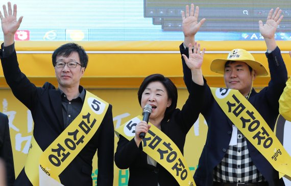 [선택 2017]심상정, 신촌 대학가 찾아 "청년과 비정규직의 꿈 이뤄낼 것" 호소