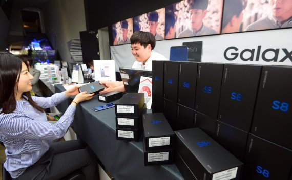 삼성전자의 새 스마트폰 '갤럭시S8'과 '갤럭시S8+'가 21일 정식 출시됐다. 이날 서울 세종대로 KT스퀘어에서 고객들이 갤럭시S8을 개통하고 있다. 사진=서동일 기자