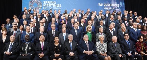 유일호 경제부총리 겸 기획재정부 장관(첫째줄 왼쪽 세번째)이 22일(현지시간) 미국 워싱턴에서 열린 국제통화기금(IMF)·세계은행(WB) 춘계회의에 참석, 각국 대표들과 기념사진을 찍고 있다.