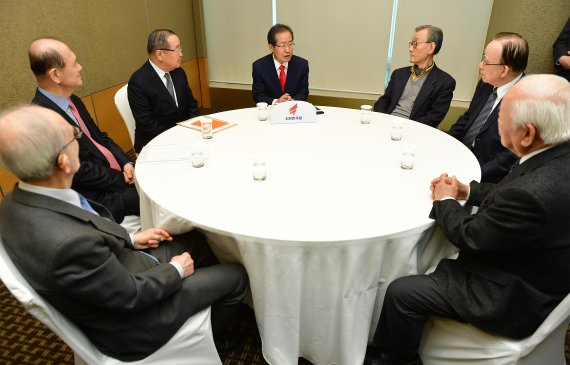 홍준표 자유한국당 대선후보가 23일 오전 서울 여의도 메리어트호텔에서 국가 원로를 예방했다. 왼쪽부터 김재창 전 한미연합사 부사령관, 최광 전 보건복지부 장관, 이영작 박사, 홍준표 후보, 노재봉 전 총리, 정기승 전 대법관, 정진태 전 육군대장. /사진=연합뉴스