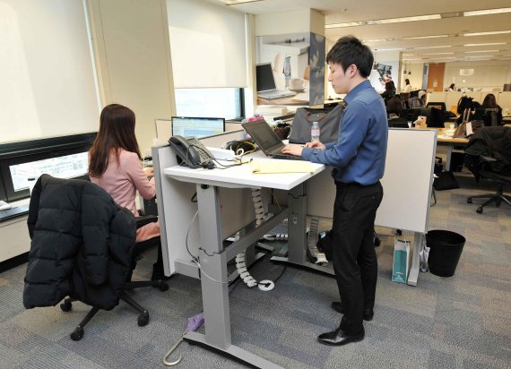 지난 21일 서울 테헤란로 한국P&G 본사에서 직원들이 스탠딩 데스크에서 업무를 보고 있다.