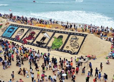 부산관광공사가 5월 황금연휴를 앞두고 수도권 관광객 유치에 팔을 걷어 붙였다. 다음달 26~29일에는 해운대해수욕장에서 모래축제도 열린다. 지난해 해운대 모래축제 장면.