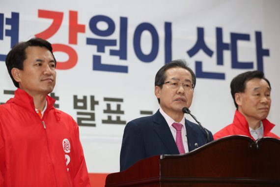 홍준표 자유한국당 대선후보가 24일 오전 강원도 원주시 의료기기테크노밸리에서 강원지역 공약을 발표하고 있다. /사진=연합뉴스