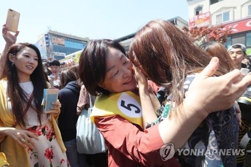 심상정 정의당 대선 후보가 24일 오후 전북 전주시 덕진구 전북대학교 옛정문에서 자신을 보고 눈물을 흘리는 한 지지자를 안아주고 있다./사진=연합뉴스