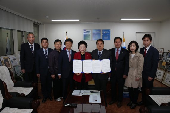 부산 중구는 지난 26일 외식업소 및 골목상권 활성화를 도모하고자 (사)한국외식업중앙회 부산중구지부와 '외식의 날' 운영 협약을 체결했다. 이번 협약을 통해 참여업소는 매월 마지막 주 수요일에 가격할인 등 외식의 날 이벤트를 실시한다. 우수 참여업소에 대해서는 구청에서 위생용품 지원 등 인센티브를 제공한다. 양 기관 관계자들이 협약식에서 기념사진을 찍고 있다.