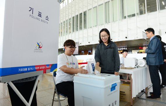 서울역 대합실에 ‘아름다운 선거 홍보관’ 개관