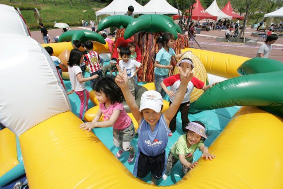 부산 강서구 범방동에 있는 렛츠런파크 부산경남은 다음달 5~7일 '어린이 직업체험 축제'를 다채롭게 마련한다. 지난 행사 장면.