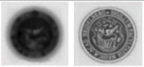독일 하이델베르크 입자치료센터에서 시행한 양성자와 중입자 선량 도달율 비교 사진. 20cm 깊이의 물속으로 양성자와 중입자를 쏘았을 경우, 양성자(왼쪽)의 경우 뚜렷한 이미지를 얻을 수 없었으나, 중입자(오른쪽)는 비교적 선명한 이미지를 얻는 것을 볼 수 있다. 이를 치료에 적용할 경우 중입자는 인체 내 20cm가 되는 지점까지 처음의 방사선분포를 그대로 전달할 수 있어 치료율 제고에 더 효과적인 것을 알수 있다.
