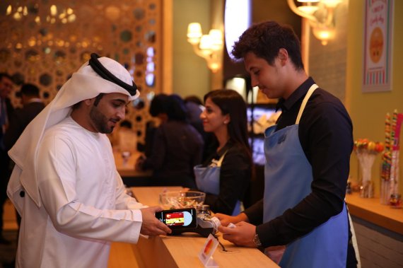 삼성전자는 스웨덴과 아랍에미리트연합(UAE)에서 27일(현지시간)부터 모바일 결제 서비스인 삼성페이를 시작했다고 28일 밝혔다. UAE 두바이에서 진행된 출시행사에서 한 참석자가 삼성페이를 체험해보고 있다.