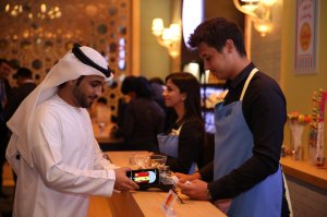 삼성전자는 스웨덴과 아랍에미리트연합(UAE)에서 27일(현지시간)부터 모바일 결제 서비스인 삼성페이를 시작했다고 28일 밝혔다. UAE 두바이에서 진행된 출시행사에서 한 참석자가 삼성페이를 체험해보고 있다.