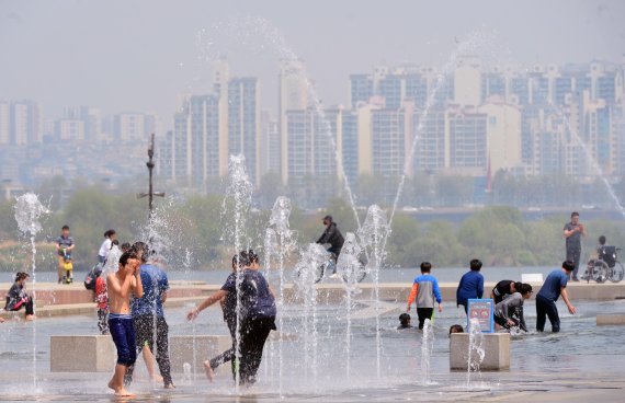 시원한 분수 맞으며 더위를 식혀요