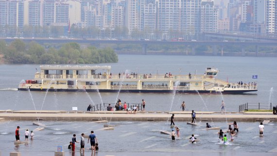 한강시민공원 바닥분수 가동