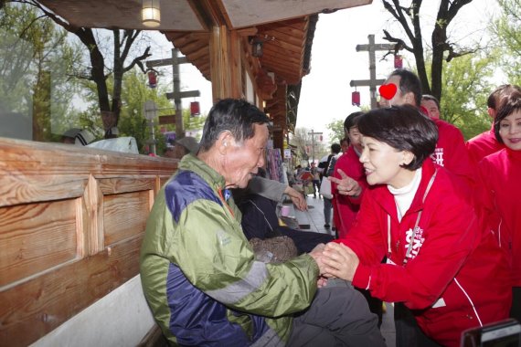 홍준표 자유한국당 대선후보 부인 이순삼씨가 지난 28일 전북 전주 남부시장 일대에서 시민들과 만나 손을 맞잡고 이야기를 나누고 있다. /사진=자유한국당 제공