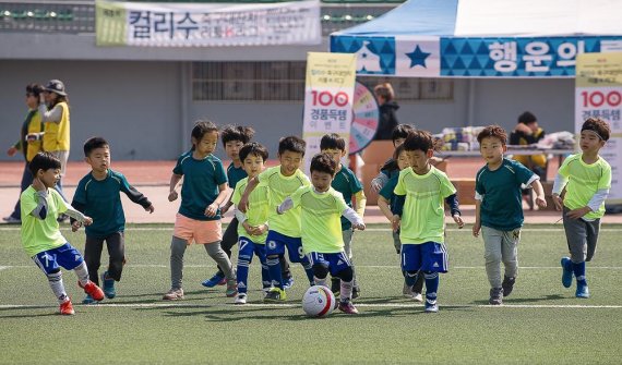 한세드림이 지난 4월29~30일 경기 용인 종합운동장에서 컬리수 축구대잔치 리틀 K리그에 참가한 어린이들이 축구 경기를 하고 있다.