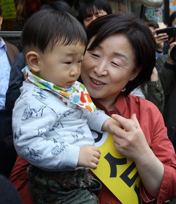심상정 정의당 대선후보가 4월 25일 서울 망원시장을 찾아 한 아이를 끌어안고 있다. 연합뉴스