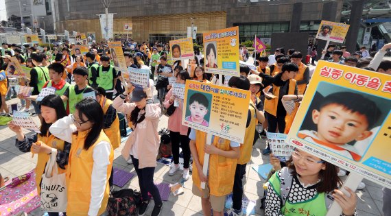 제95회 어린이날인 5일 서울 청량리역 광장에서 열린 실종 아동 찾기 및 학교폭력 예방캠페인에 참가한 학생들이 실종 아동의 얼굴이 인쇄된 손 피켓을 흔들고 있다. 연합뉴스