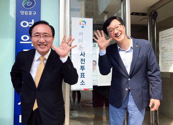 정의당 노회찬 상임선대위원장(왼쪽)과 천호선 공동선대위원장이 19대 대통령 선거 사전투표 첫째 날인 4일 오전 서울 영등포구 여의동 주민센터에서 사전투표를 한 뒤 인증샷을 찍고 있다. /사진=연합뉴스