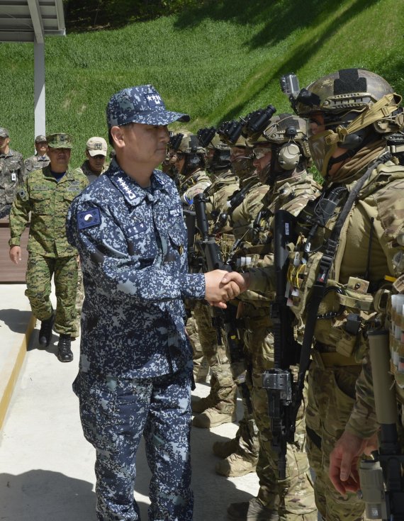 엄현성_해군참모총장이 지난 1일 해군특수전전단 대테러훈련 현장지도 중 특전대원들을_격려하고 있다. 신형 함상근무복은 12월까지 시범착용과 다양한 의견 수렴을 통해 추가적인 보완을 마치고 2019년 부터 보급될 예정이다. /사진=해군