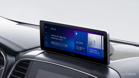 네이버랩스는 지난 3월 말 열린 '2017 서울모터쇼'에서 차량용 인포테인먼트 'IVI 플랫폼'이 탑재된 시제품 '헤드유닛 디스플레이'를 공개했다. /사진=네이버랩스