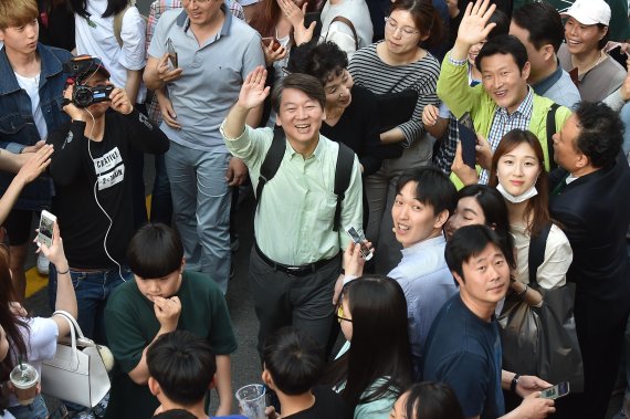 사흘째 뚜벅이 유세에 나선 안철수 국민의당 대선후보가 지난 6일 광주시 동구 금남로에서 시민들을 만나고 있다./사진=연합뉴스