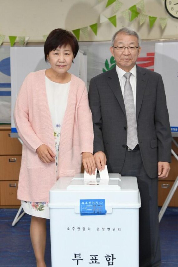 양승태 대법원장, 부인과 함께 투표.."국정혼란 매듭짓는 중요한 날"