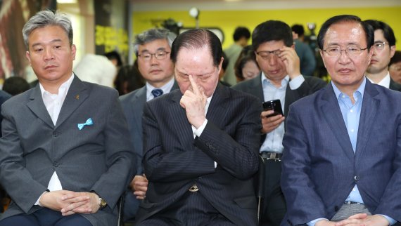 정의당 '이번에도…' 정의당 노회찬 상임선대위원장(오른쪽)과 권영길 전 의원(가운데) 등 당 지도부가 9일 서울 여의도 당사에서 제19대 대선투표 종료 후 TV방송사의 투표자 출구조사 결과를 지켜보고 있다. 이날 정의당 지도부는 기대보다 낮은 출구조사 결과에 아쉬움을 감추지 못했다. 연합뉴스