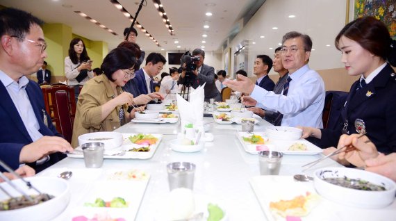 문재인 대통령이 12일 오후 청와대 여민2관 구내식당에서 기술직 직원들과 오찬을 하고 있다. 연합뉴스