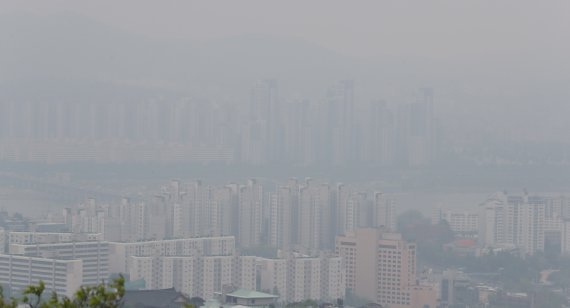 황사로 뿌연 도심