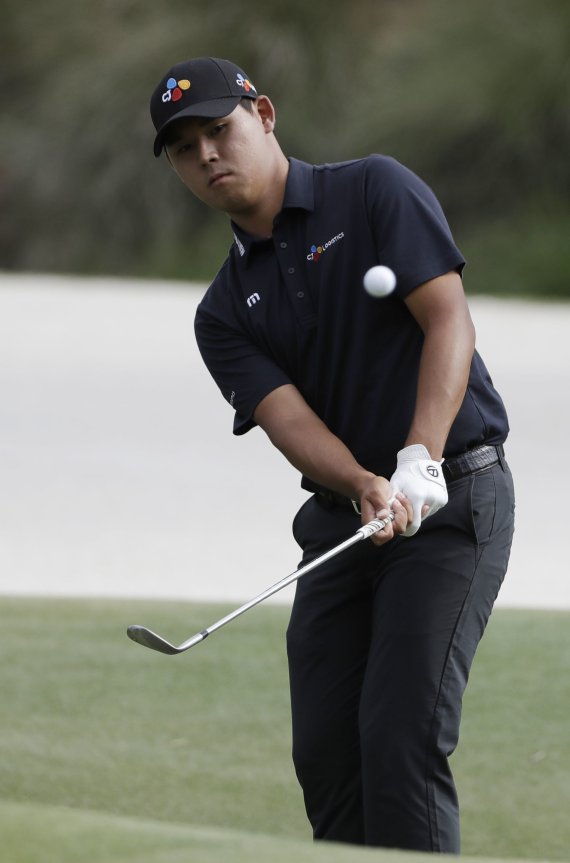 김시우가 14일(한국시간) 미국 플로리다주 소그래스 TPC 스타디움 코스에서 열린 PGA투어 플레이어스 챔피언십에서 중간합계 7언더파 209타로 단독 4위에 올랐다. 김시우가 이날 대회 3라운드 15번홀에서 칩샷을 하고 있다. AP연합뉴스