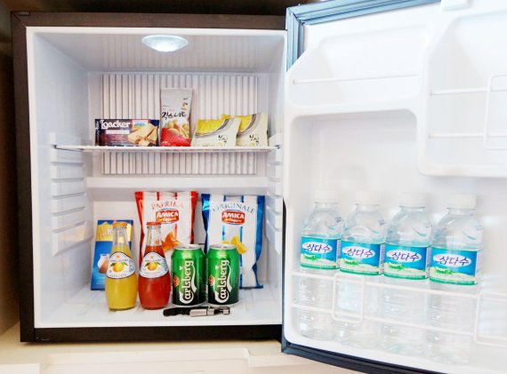 켄싱턴 제주호텔은 객실의 미니바를 무료로 제공한다.