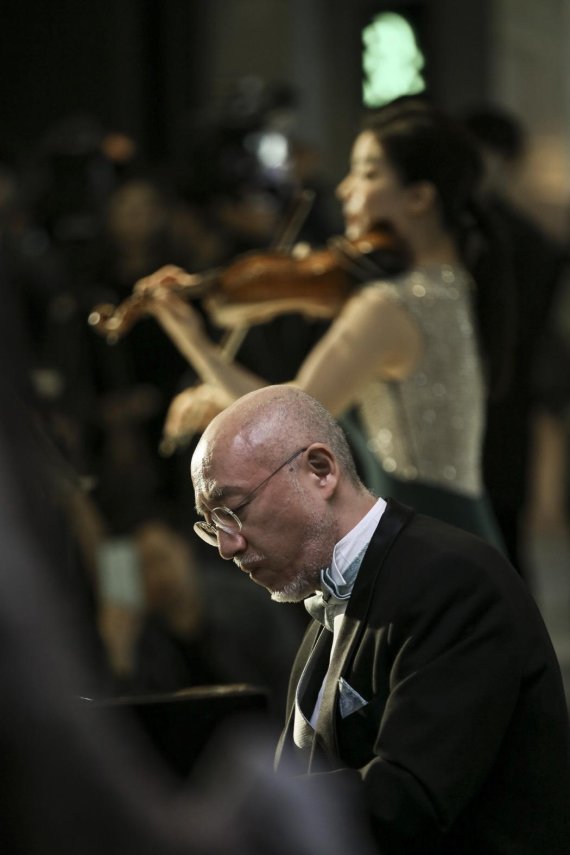 일본 피아니스트 유키 구라모토가 비스타 워커힐 서울 오프닝을 기념해 워커힐 시그널 음악을 연주하고 있다.