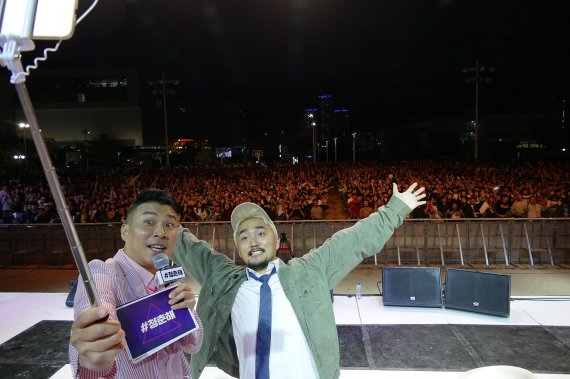 지난 16일 부산대학교 '넉넉한 터'에서 진행된 KT의 청춘氣UP 토크콘서트 '#청춘해'에서 강연자로 나선 유병재(오른쪽)가 관객들과 함께 사진을 찍고 있다.