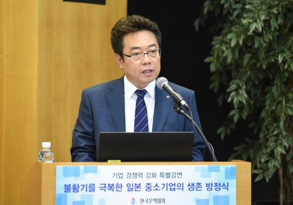 한국무역협회는 17일 서울 삼성동 트레이드타워에서 '기업경쟁력 강화 특별강연'을 개최했다. 김학준 무역협회 회원지원본부장이 인사말을 하고 있다. /사진=fnDB