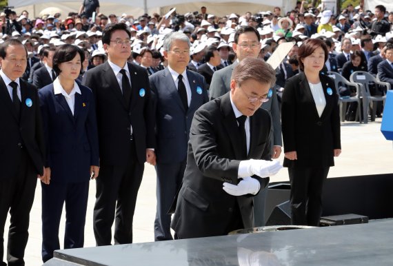 문재인 대통령이 지난해 18일 광주 국립 5·18 민주묘지에서 열린 5·18 민주화운동 기념식에서 분향하고 있다. (사진=연합뉴스)