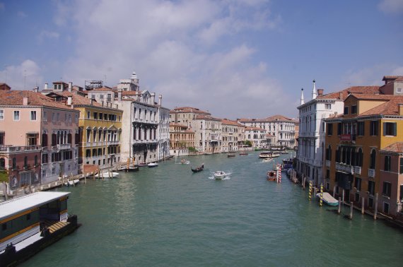리알토 다리에서 바라본 베네치아 대운하 전경. 베네치아 본섬을 관통하는 대운하는 10세기 말 베네치아에 번영을 가져다 준 해상무역의 중심지였다. 사진=박지현 기자