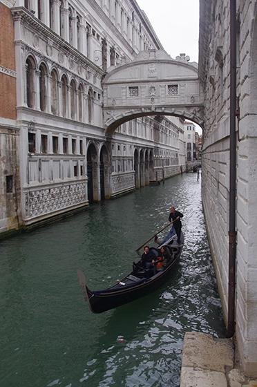 베네치아의 지도자인 도제가 머물렀던 두칼레 궁전(왼쪽)과 프리지오니 감옥(오른쪽)을 연결하는 ‘탄식의 다리’ 아래 수로로 곤돌라가 지나가고 있다. 사진=박지현 기자