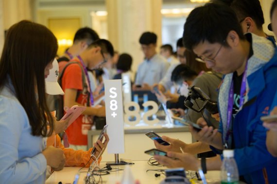 삼성전자는 중국 베이징 인근 구베이슈에이전에서 갤럭시S8 발표회를 개최했다고 19일 밝혔다. 갤럭시S8 발표회에 참석한 중국 미디어와 파트너들이 제품을 체험하고 있다.
