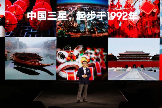삼성전자는 중국 베이징 인근 구베이슈에이전에서 갤럭시S8 발표회를 개최했다고 19일 밝혔다. 갤럭시S8은 오는 25일(현지시간) 중국 시장에 공식 출시된다. 삼성전자 무선사업부 고동진 사장이 이날 갤럭시S8 발표회에서 갤럭시S8 및 갤럭시S8+를 소개하고 있다.