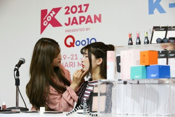 일본 마쿠하리메세에서 열린 KCON 2017 JAPAN 연계 판촉전에 참석한 일본 온라인 크리에이터들이 국내 중소기업 제품 홍보 스튜디오(K-STUDIO)에서 직접 제품을 소개하는 영상을 제작하고 있다. /사진=중소기업청