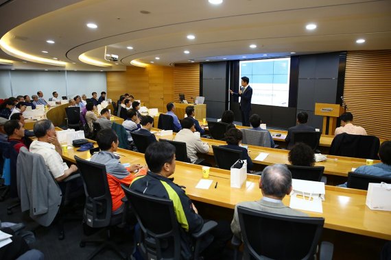 삼성증권 이재승 투자정보팀장이 지난 18일 서울 서초동 삼성타운금융센터에서 열린 투자설명회에서 개인투자자들에게 향후 투자전략을 설명하고 있다.
