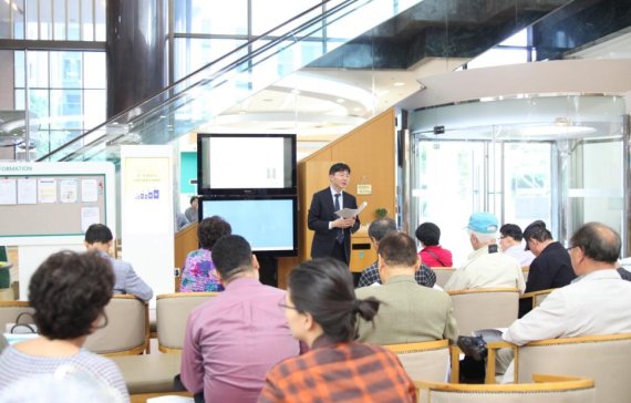 하나금융투자는 지난 18일 서울 여의도 본사에서 고객들을 대상으로 4차 산업혁명 투자설명회를 개최했다. 참석자들이 강연을 경청하고 있다.<div id='ad_body2' class='ad_center'></div>