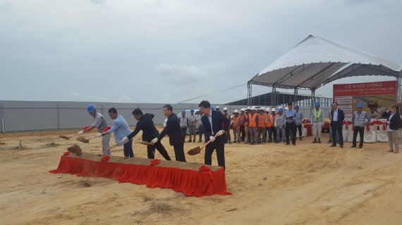 에스와이패널 베트남 동나이 공장 착공식에서 관계자들을 공사 시작을 알리는 첫 삽을 뜨고 있다.