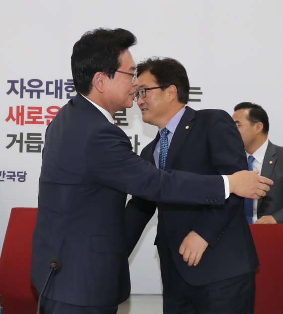 자유한국당 정우택 권한대행 겸 원내대표(왼쪽)과 더불어민주당 우원식 원내대표