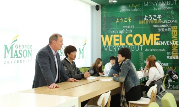 한국조지메이슨대학교가 신입생 모집을 위한 입학설명회를 진행하고 있다.