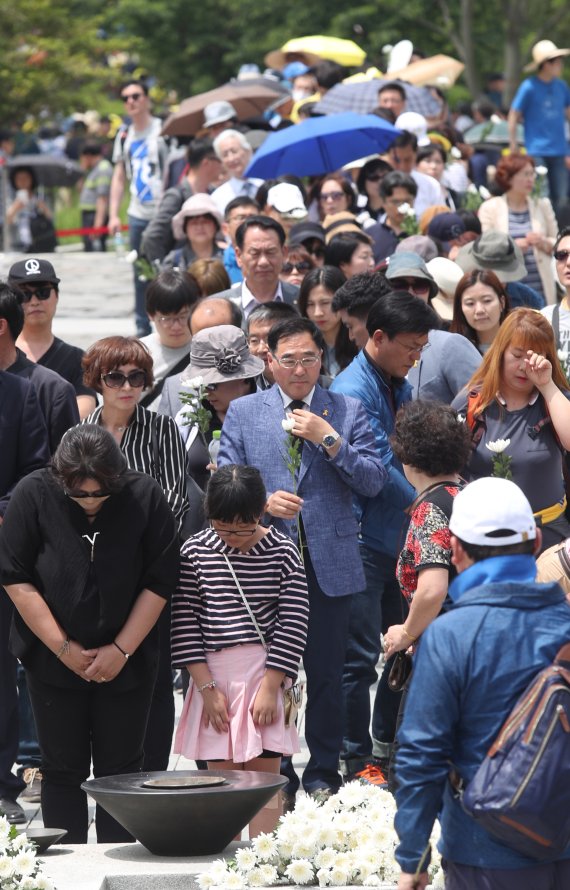 [盧 전대통령 서거 8주기 추도식] 민주·국민의당 봉하 총집결… 노무현 정신 계승 강조